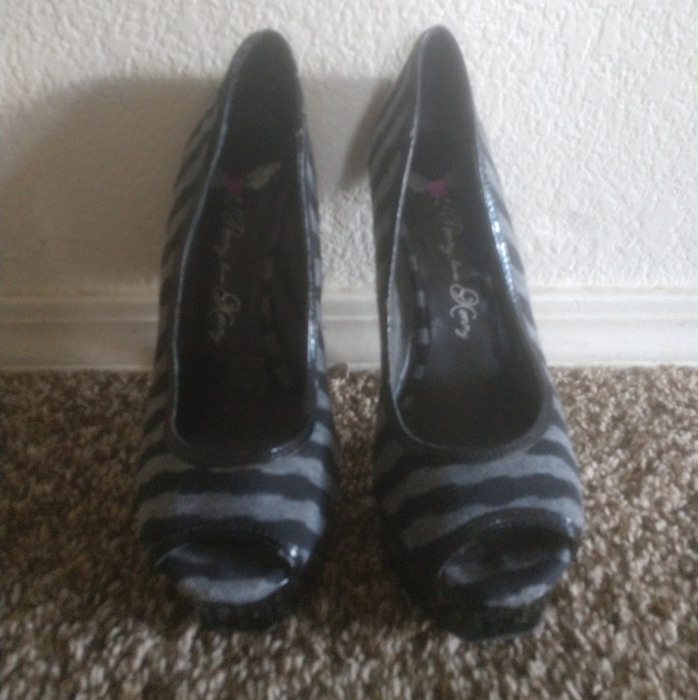 Penny LOVES Kenny black and grey pumps